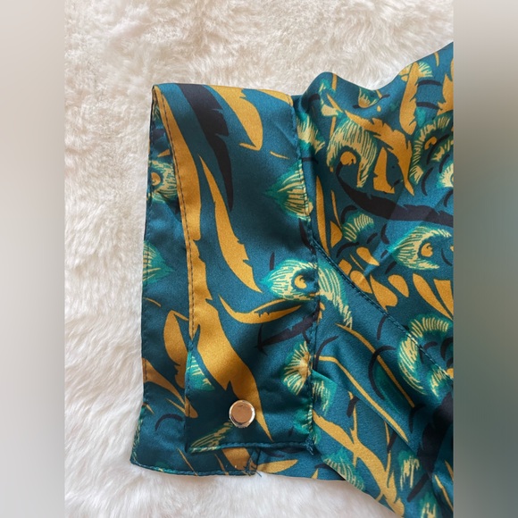 White House Black Market Top. - Picture 3 of 8